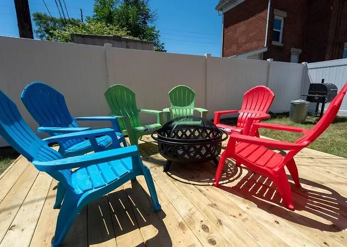 Downtown Retreat, Hot Tub, Firepit, Grill