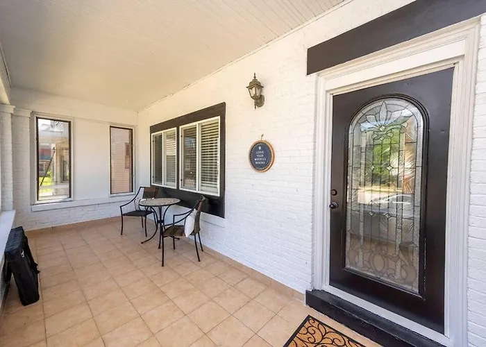Downtown Retreat, Hot Tub, Firepit, Grill